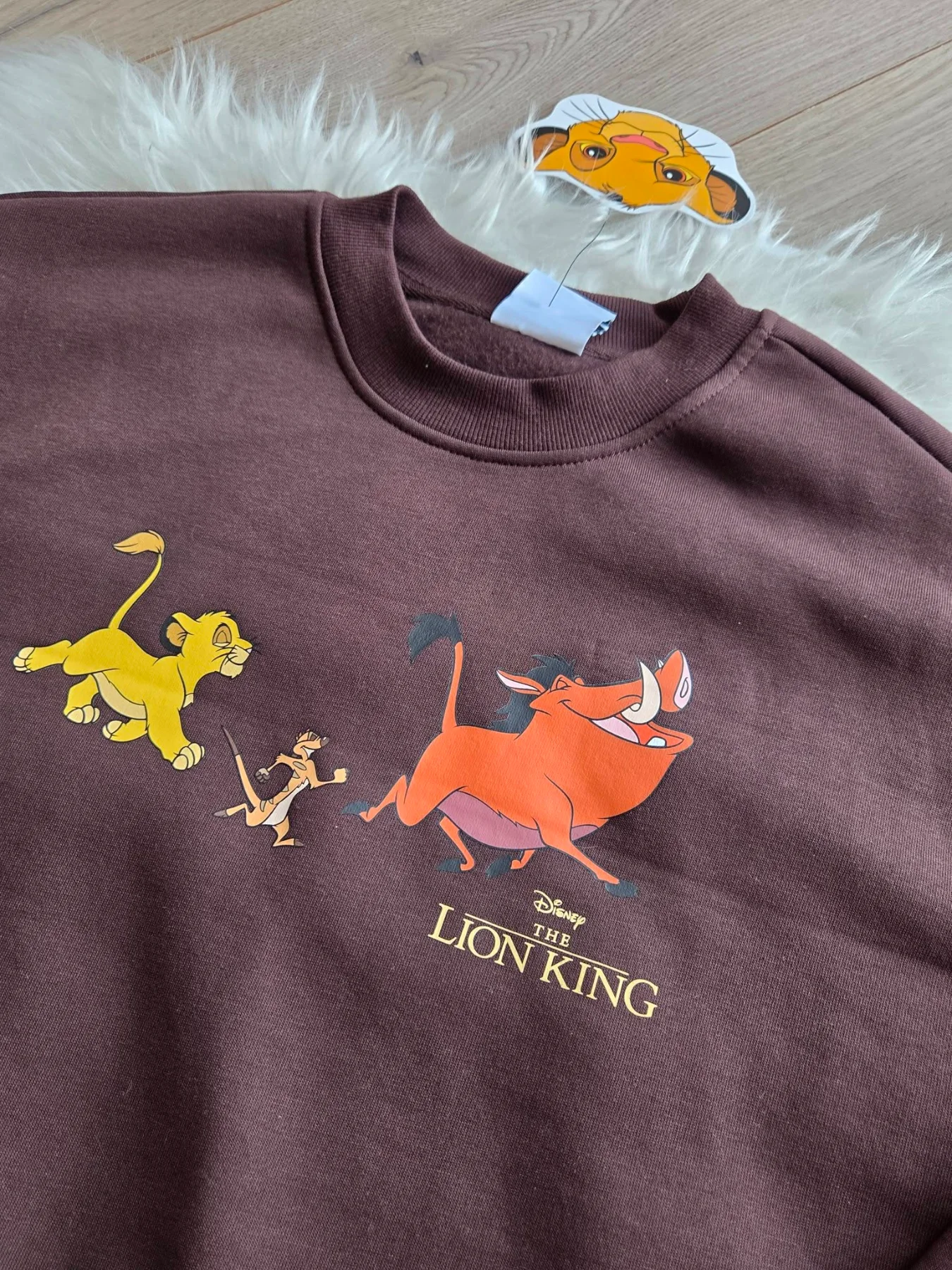 Oroszlánkirály pulóver, Disney női pulóver, barna mintás pulóver, Simba Timon Pumba felső, Hakuna Matata pulóver, mesés női pulóver, barna pamut pulóver, licencelt Disney ruha.