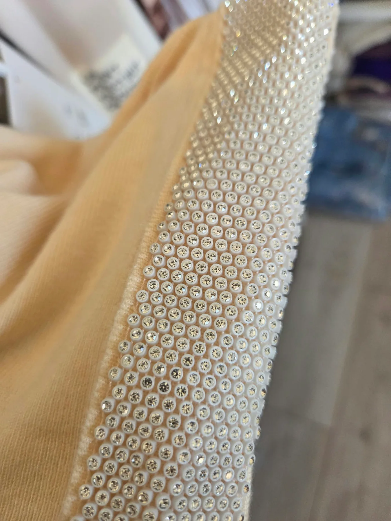 molett női tunika, plus size felső, nagyméretű női ruházat, strasszos molett tunika, denevérujjú nagyméretű felső, krém molett felső, alakformáló tunika moletteknek, elegáns plus size ruházat.