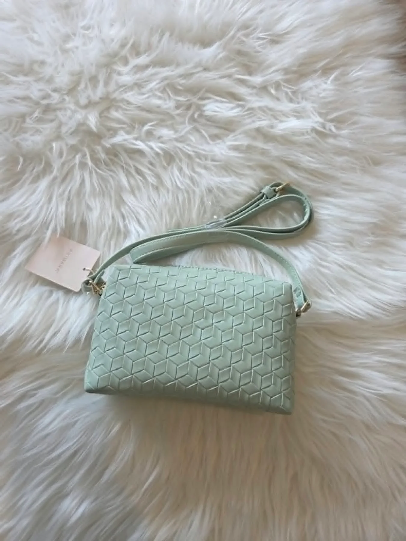 női válltáska, mentazöld női táska, pasztell zöld táska, fonott mintás táska, kisméretű női táska, crossbody táska, női táska, elegáns nyári táska, divatos női táska, geometriai mintás táska