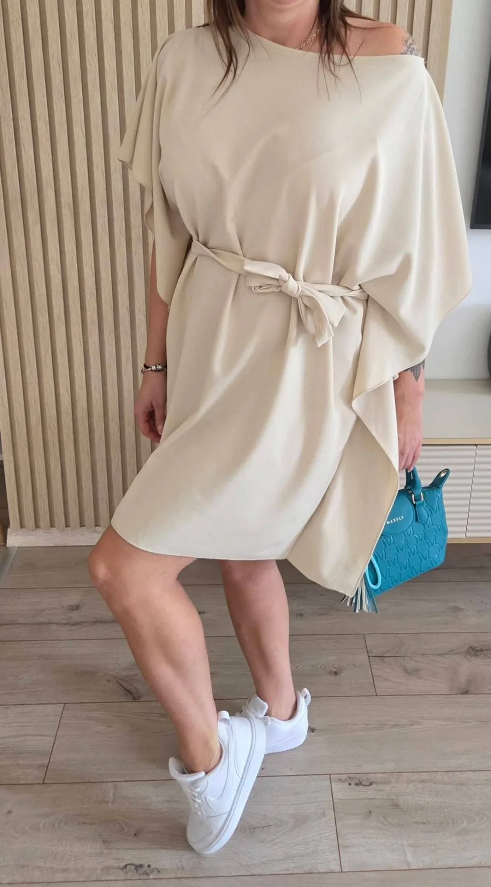 krémszínű női ruha, poncsó ruha, megkötős női tunika, lágy esésű ruha, ekrü nyári ruha, denevérujjú ruha, elegáns nyári tunika, bézs miniruha.