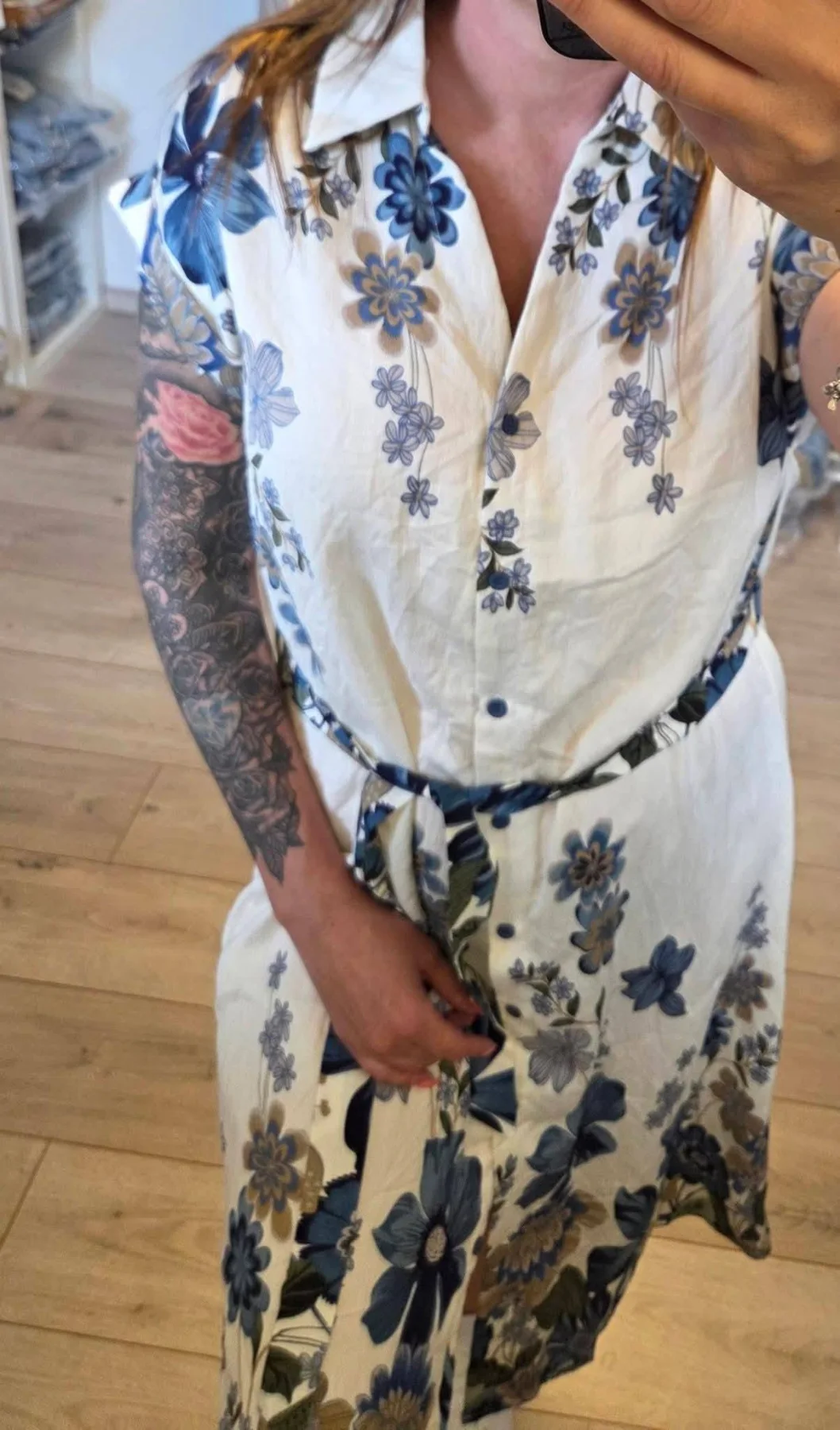 virágmintás ingruha, kék virágos ruha, nyári midi ruha, megkötős női ruha, gombos ingruha, fehér kék női ruha, elegáns nyári ruha, A-vonalú midi ruha.