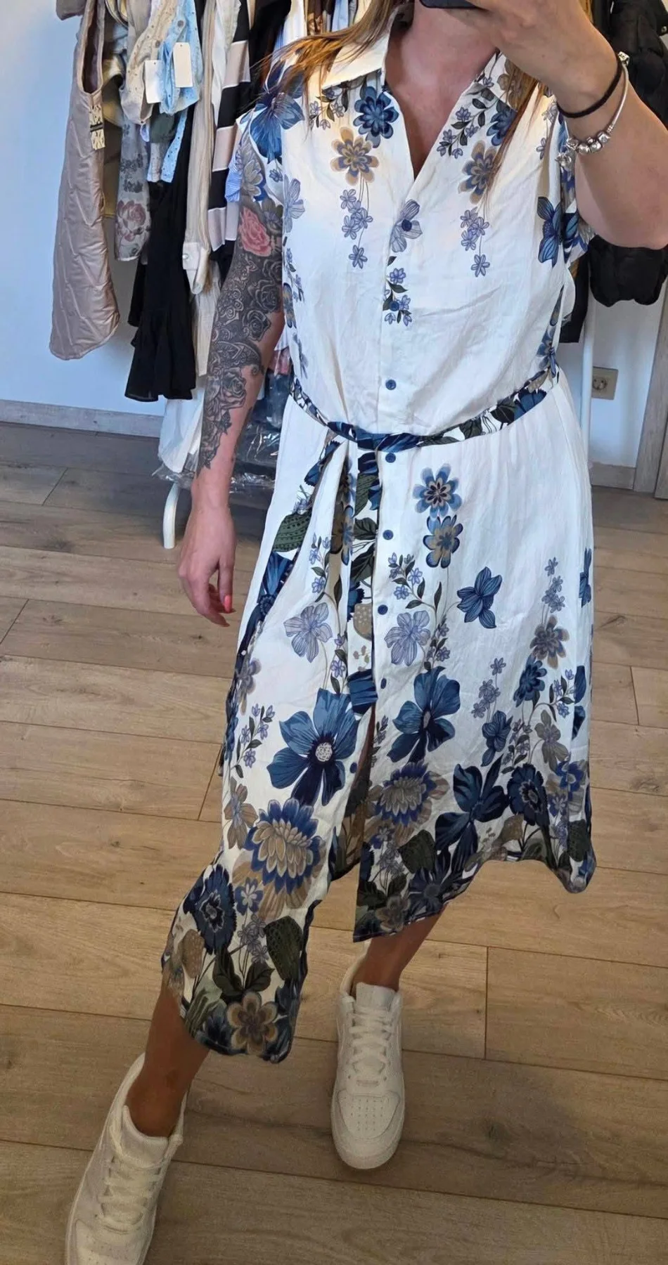 virágmintás ingruha, kék virágos ruha, nyári midi ruha, megkötős női ruha, gombos ingruha, fehér kék női ruha, elegáns nyári ruha, A-vonalú midi ruha.