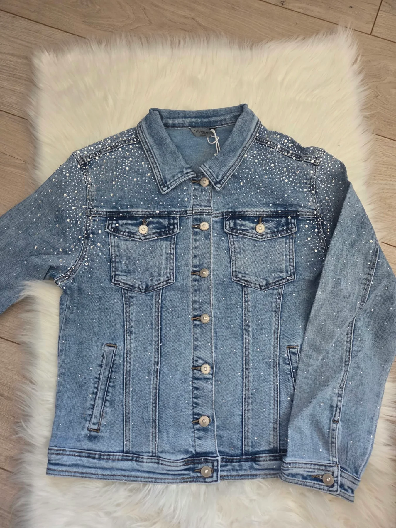 molett farmerdzseki, plus size farmerkabát, molett strasszos dzseki, molett csillogó kabát, telt alkatú női dzseki, molett női ruházat, dundi női farmerkabát, molett party dzseki.