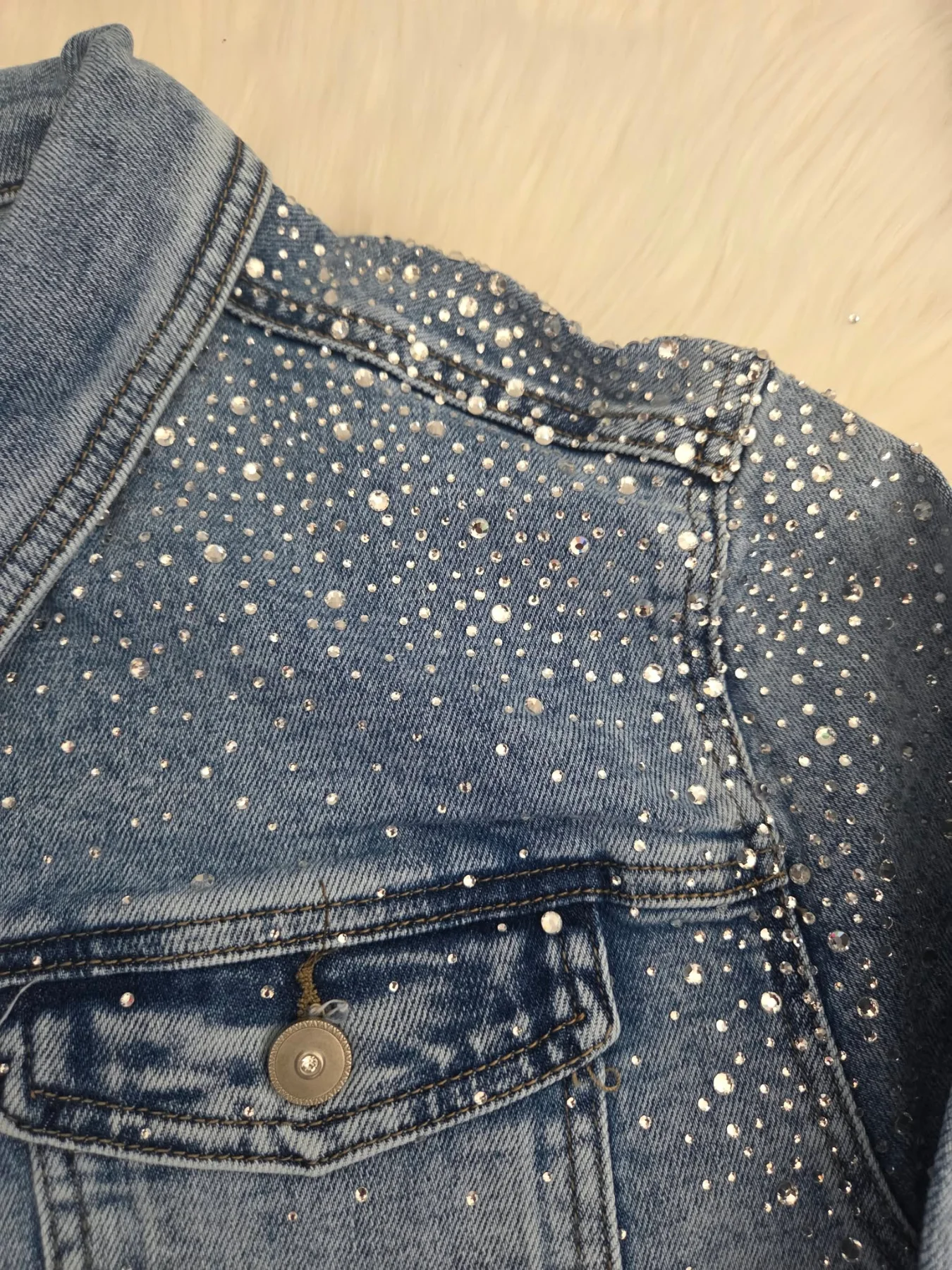 molett farmerdzseki, plus size farmerkabát, molett strasszos dzseki, molett csillogó kabát, telt alkatú női dzseki, molett női ruházat, dundi női farmerkabát, molett party dzseki.