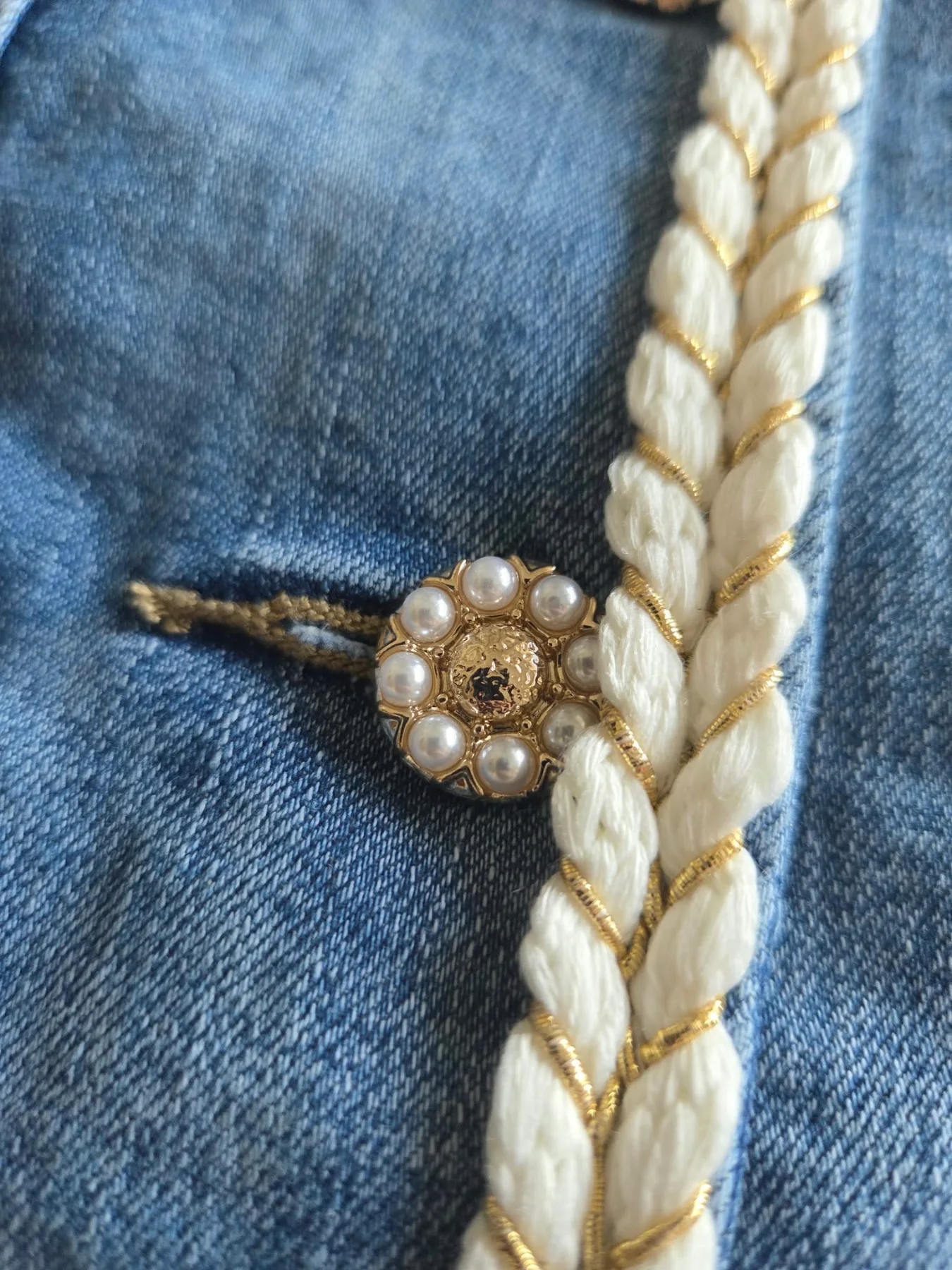elegáns női farmerdzseki, Chanel stílusú farmerkabát, gyöngyös gombos dzseki, fonott szegélyes farmerdzseki, fodros női kabát, tavaszi farmerkabát, premium női farmer.
