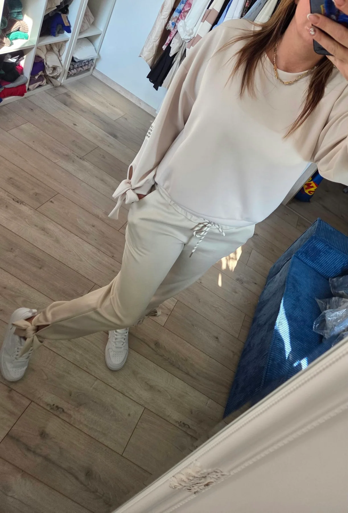 masnis női melegítő, megkötős női szett, bézs melegítő szett, elegáns női szabadidőruha, kétrészes női együttes, nőies loungewear, tavaszi melegítő szett, krém női ruházat.