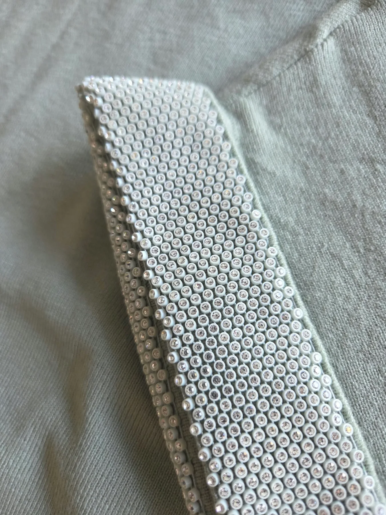 molett női tunika, plus size felső, nagyméretű női ruházat, strasszos molett tunika, denevérujjú nagyméretű felső, krém molett felső, alakformáló tunika moletteknek, elegáns plus size ruházat.