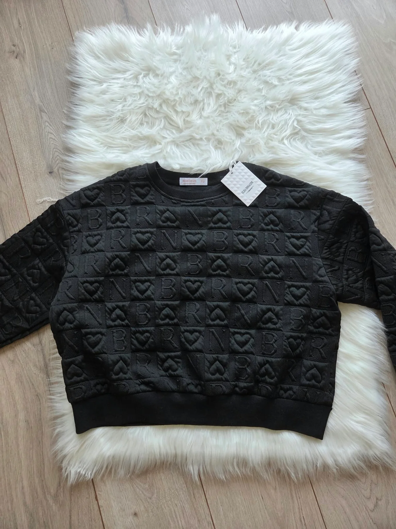 dombornyomott pulóver, fehér női pulóver, 3D mintás felső, ebelieve pulóver, kereknyakú női pulóver, mintás fehér pulóver, szivecskés pulóver, laza női pulóver.