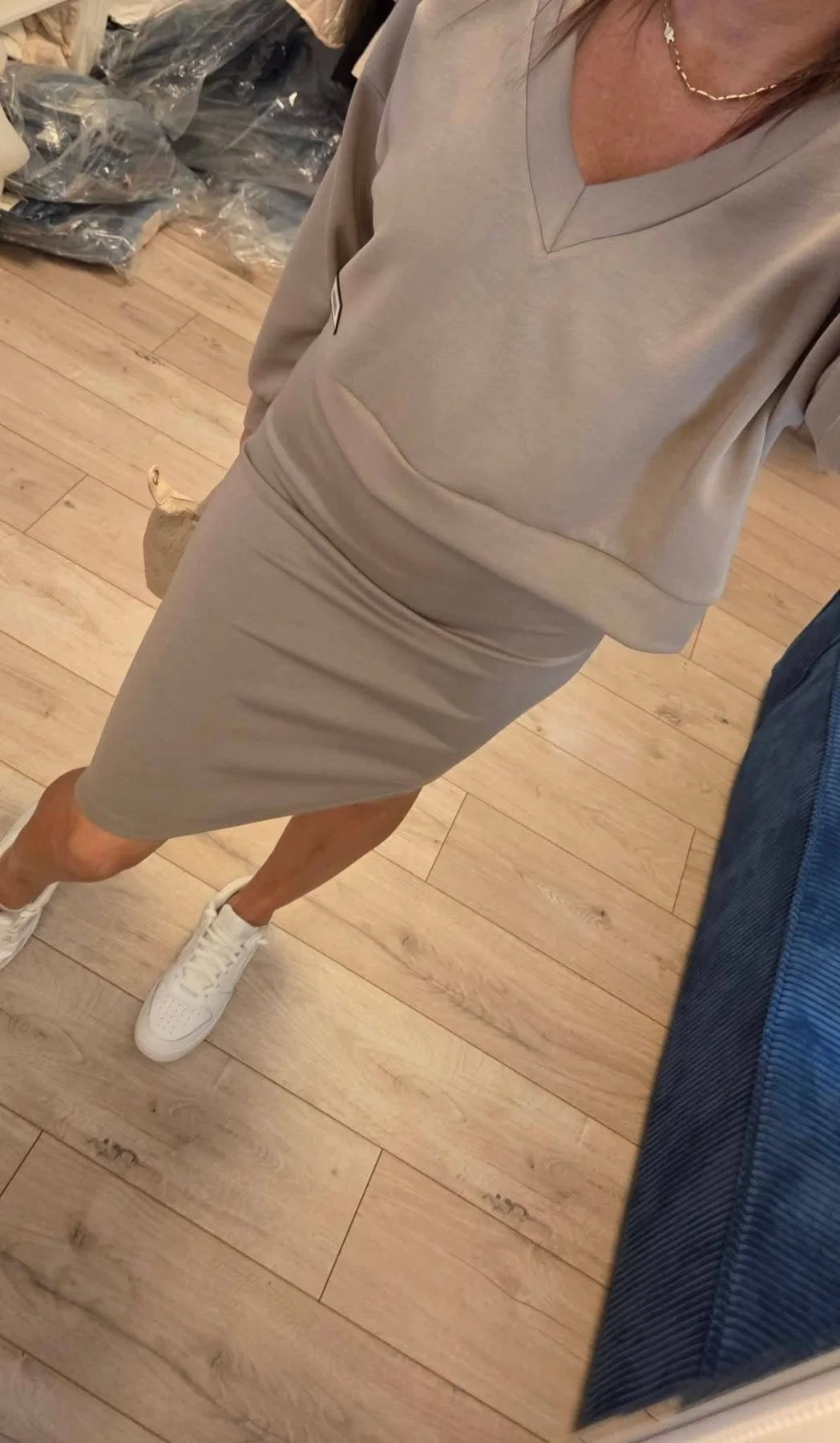 Kétrészes női szett, trikóruha pulóverrel, bézs kötött szett, réteges női ruha, V-nyakú pulóver szett, melegítő ruha szett, elegáns kétrészes ruha, bézs női tunika ruha.