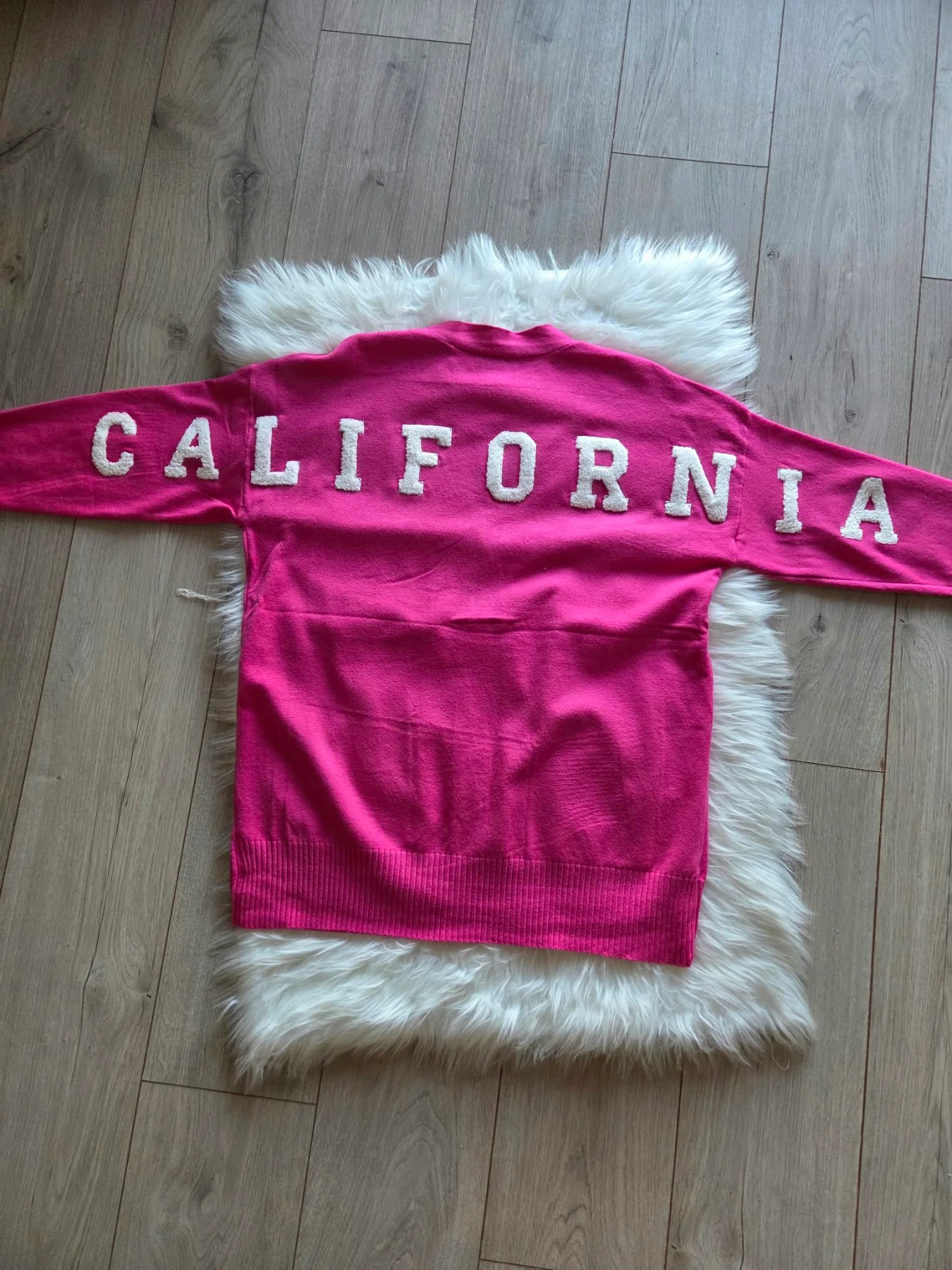 feliratos kardigán, California kardigán, kötött női kardigán, gombos kardigán, zsebes kötött felső, oversize női kardigán, puha tavaszi kardigán, Alex & Francesca kardigán.