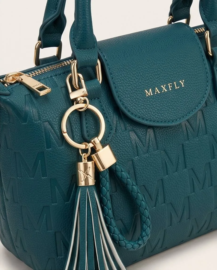 Maxfly táska, monogramos női táska, bojtos női táska, elegáns kézitáska, női válltáska, bézs táska, kék kézitáska, zöld női táska, márkás női táska.